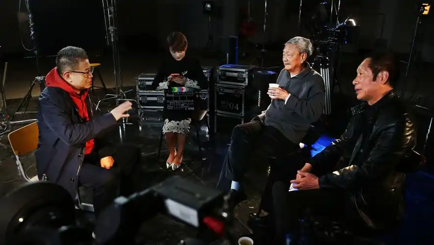 在一号摄影棚访谈动画学院院长李剑平老师和19 届毕业联合作业《伴羽