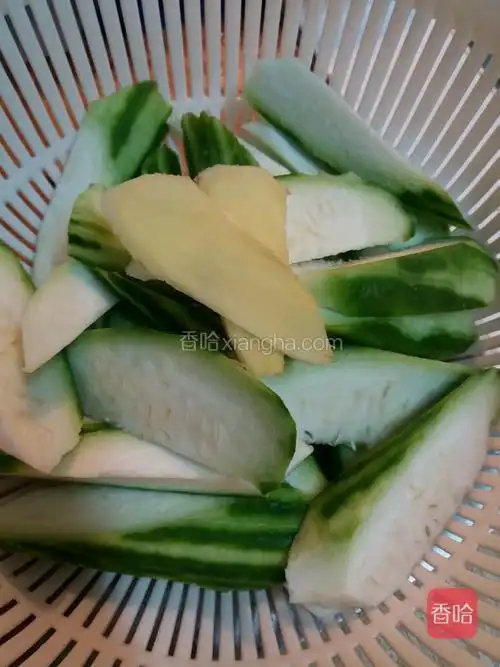 丝瓜切件,切菱形,切大小均一,姜两片备用(去皮后一定要洗乾净再切件