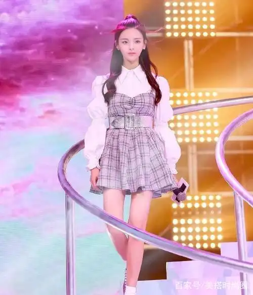 杨超越的"巴掌脸"好可爱,爱穿粉色的她看起来更是少女