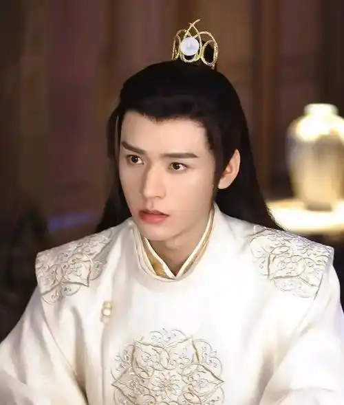 成毅最初只是一名18线小演员,通过主演多部古装剧而逐渐崭露头角.