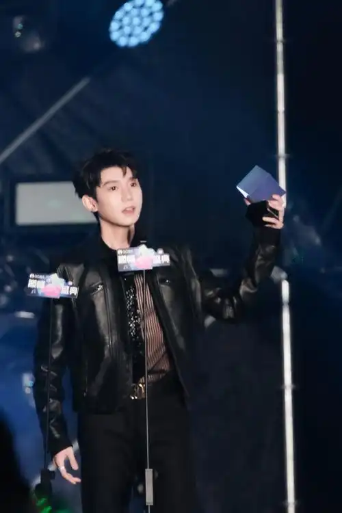 王源出席qq音乐巅峰盛典##王源绿海