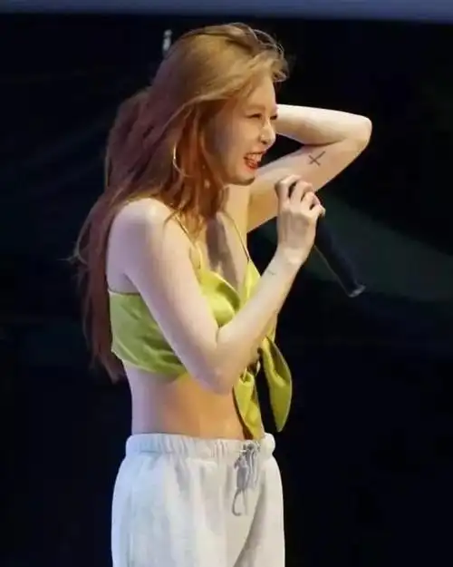 泫雅穿吊带热舞:上衣蝴蝶结突然散开了 神反映避免舞台事故