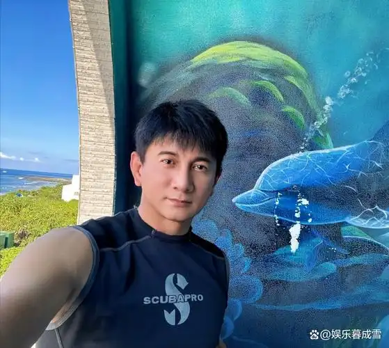 吴奇隆晒最近自拍照,网友:这是54岁的样子?说34岁我都信