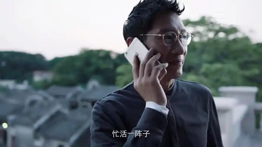 《破冰行动》开局第一场戏,大雨滂沱里,林耀东出场