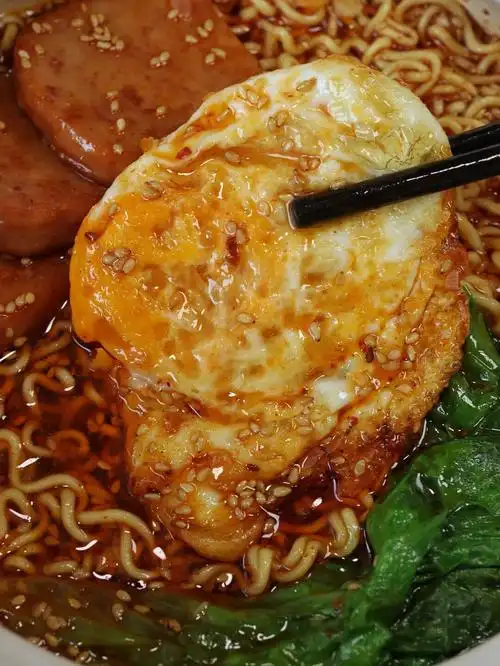 吃一口就被惊艳的酸汤泡面,酸酸辣辣的好过瘾,吃多少都不会腻