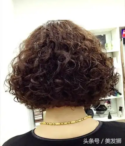 年前烫发就选「满头烫」,适合中年妈妈洋气时髦发型!