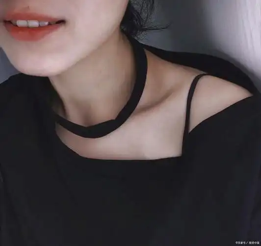 锁骨女孩:突显个性的时尚潮流与身体健康的代表