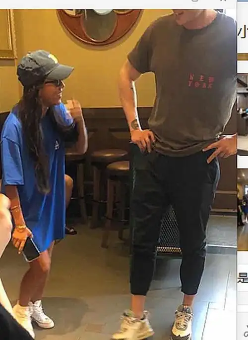 神秘男陪吉克隽逸现身咖啡店,185 男友人身材壮硕,颜值太高