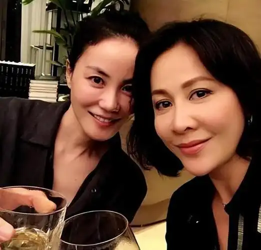 王菲和梁朝伟是香港娱乐圈的两大巨星,他们曾经在《重庆森林》里合作