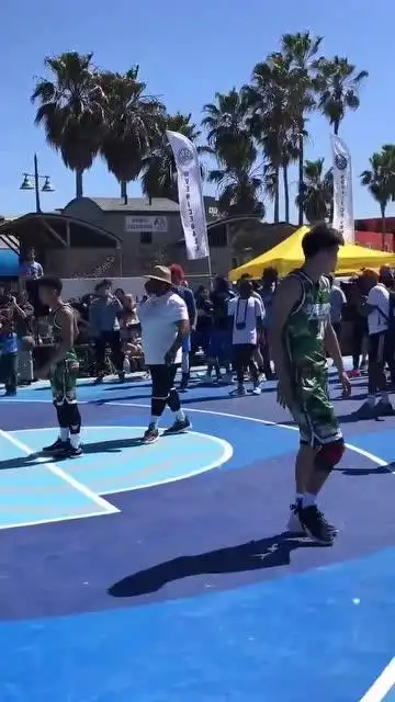 路人王军哥戏耍2黑人,美国球员被迫犯规,真长脸!