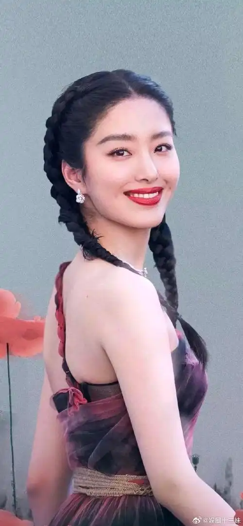 杨采钰素颜状态