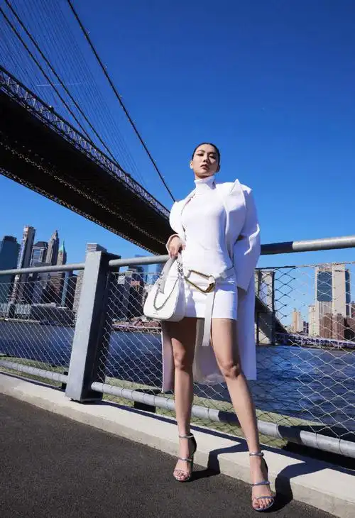 修长美腿更加吸人眼球,姐状态好棒,期待时装周之旅～#王霏霏时装周看