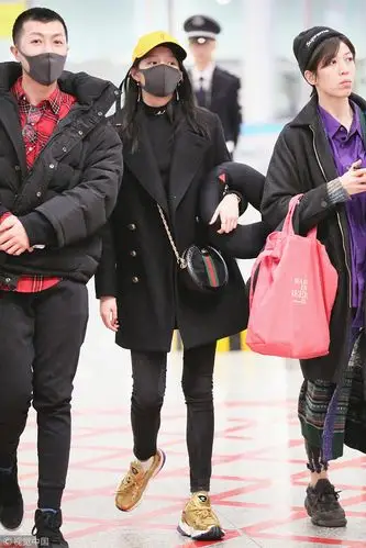 关晓彤现身秀长腿女助理皮肤白皙十分抢镜