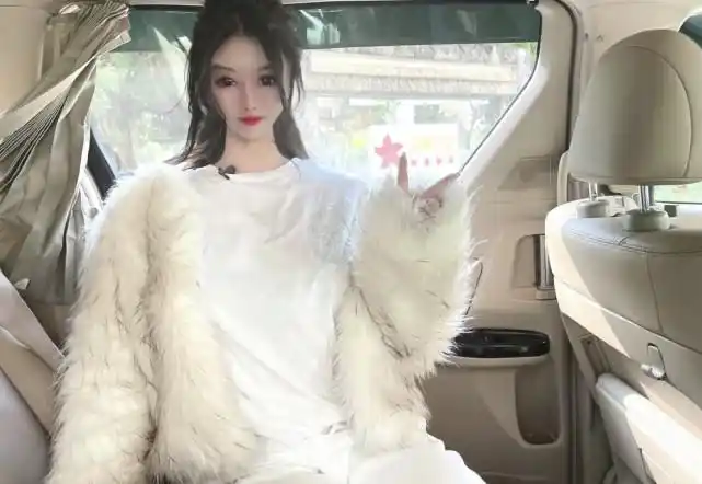 原创15岁女网红花400万整容成芭比上节目暴露真实长相p图太猛五官变形