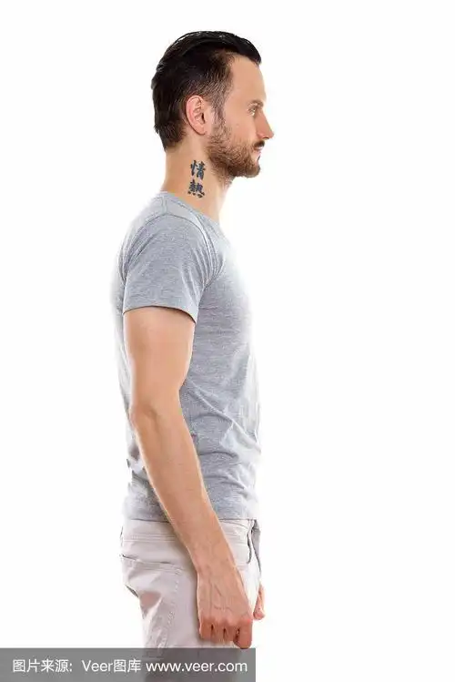 年轻英俊男子站着的侧面图