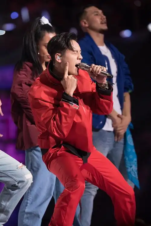 组图:陈伟霆亮相舞蹈体育嘉年华 t台互怼不停