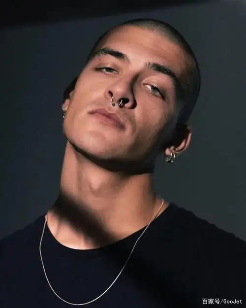 最近,意大利知名奢侈品牌范思哲versace 旗下的牛仔裤品牌versace