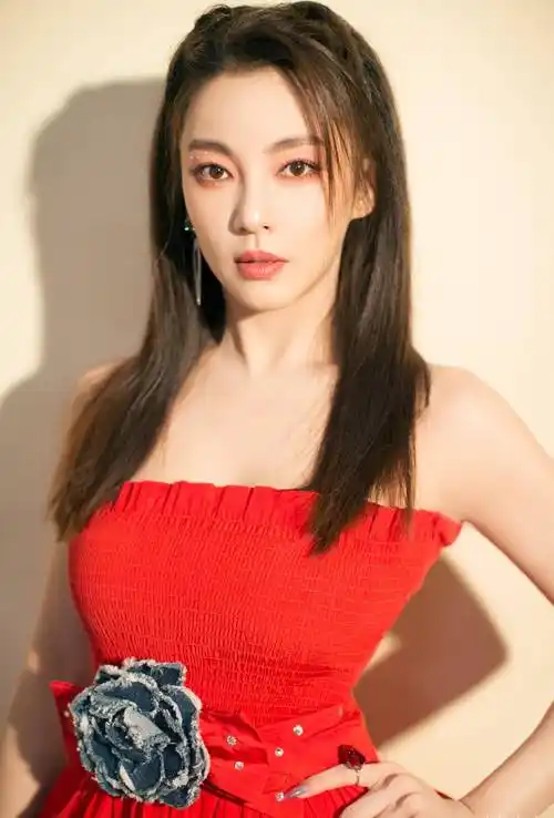 张雨绮瘦了好多,戴碎花头巾穿民族风服饰,不愧是海边一枝花_身材_姐姐