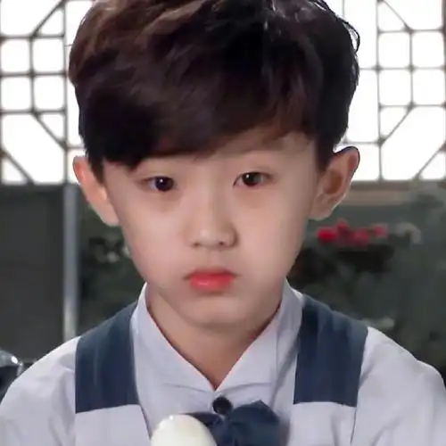 小时候的马嘉祺抱孩子