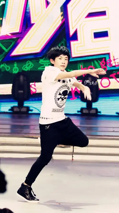 tfboys中国少年快本见中枪舞男神易烊千玺炫酷快本秀我要窒息了