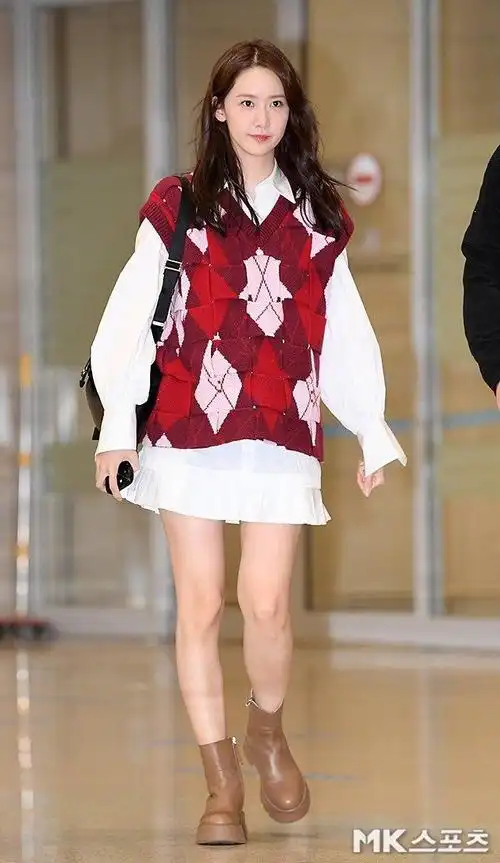 林允儿今日机场传说中的白月光回国这么多年还是好青春靓丽