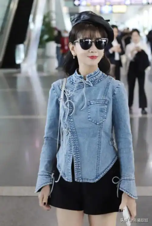 又被赵雅芝惊艳了穿素不显老穿花不俗气年过70岁都优雅时髦