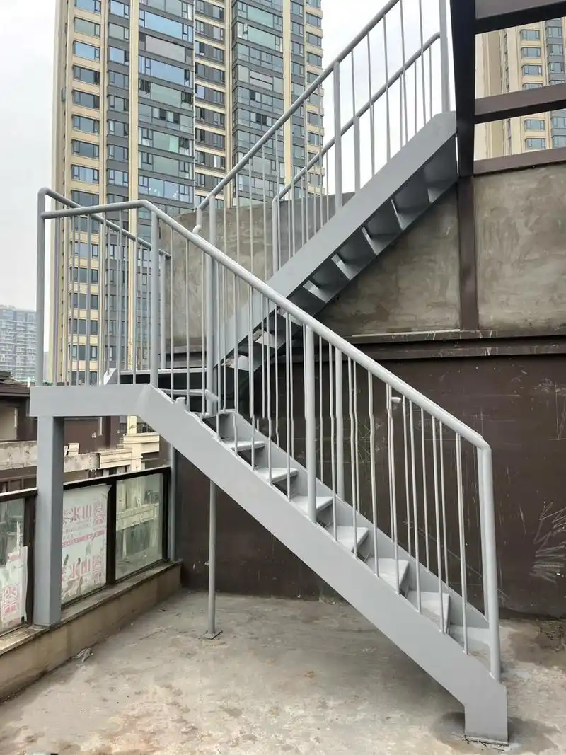 重庆曾铁匠室外钢结构楼梯 材质:双侧梆:槽钢 栏杆:小柱:16圆钢,扶手