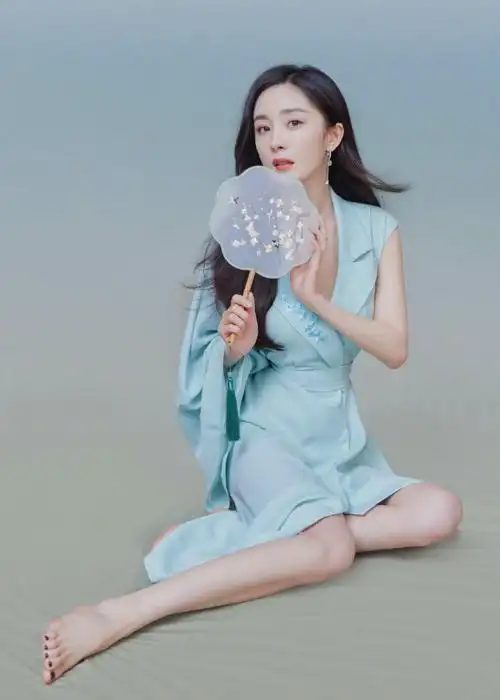 杨幂再现月牙笑#杨幂美照合集笑起来很好看的小02