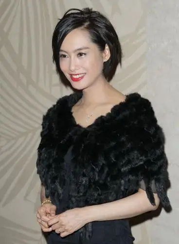 47岁朱茵近照,素颜现身超市皮肤黝黑,身高是永远的痛!