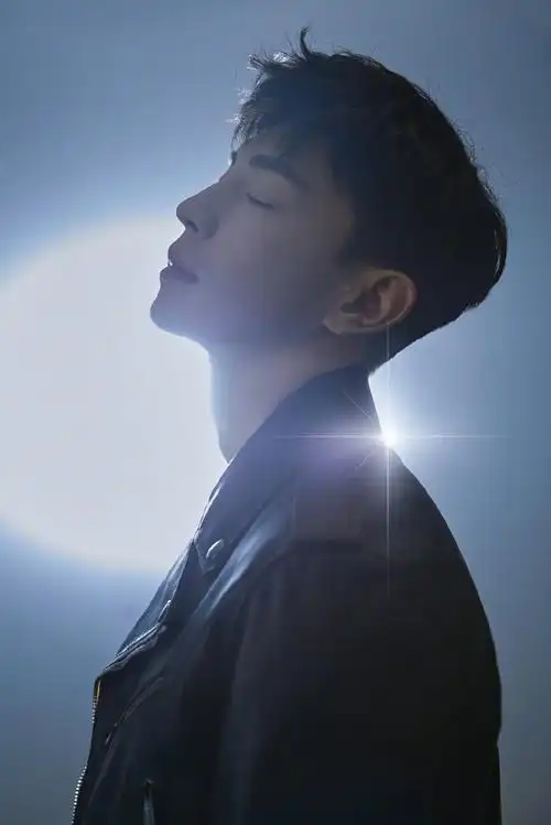 > 邓伦酷帅皮衣光影写真图片(5/6)