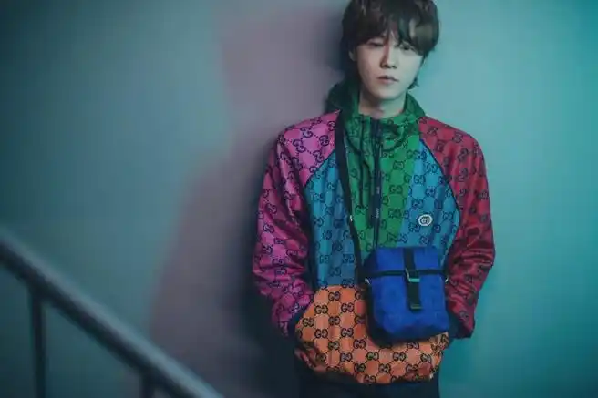 鹿晗#gucci 新造型大片,撞色运动外套搭配otg系列包袋.