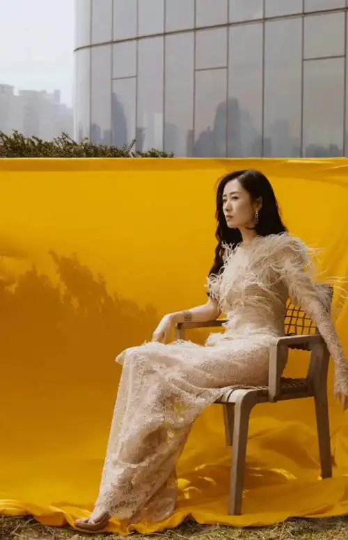 刘敏涛携女儿拍大片!高级感强把女儿衬成网红,气质差距一目了然