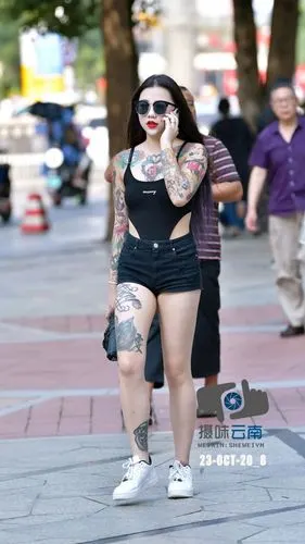 街拍美女偏好纹身的昆明性感潮女穿衣打扮火辣时尚