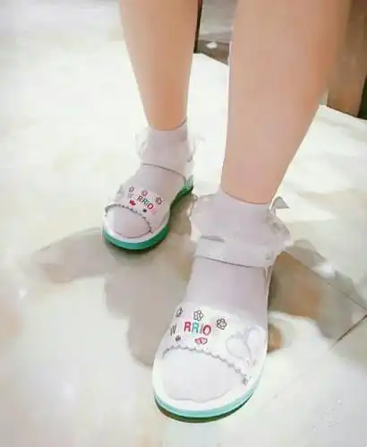 花边袜子配凉鞋可以吗?
