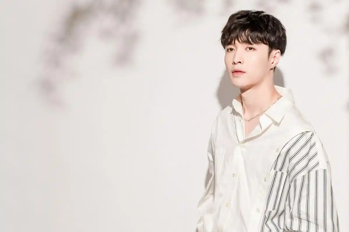 张艺兴最新广告宣传图,甜美春日少年来袭