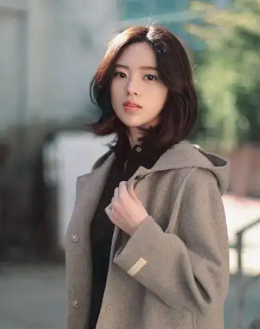 优雅端庄中年女短发发型成熟大方中年女短发发型