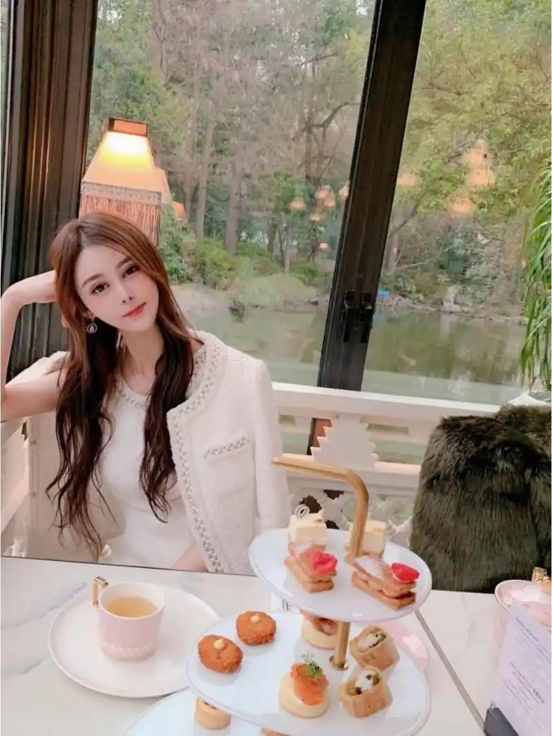 在人民公园里,叫芭芭露莎,在湖中心,停车可以停在对面路边.