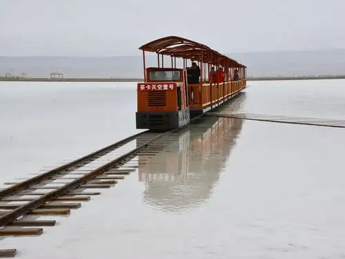 游览青海茶卡盐湖风光