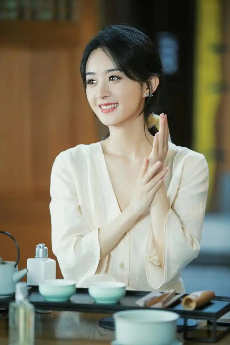 赵丽颖的穿搭透着随和,还有日常感的优雅之气.