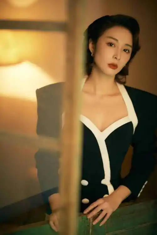 眼神露出凌驾于高处的气场和凌厉,大秀傲人的事业线,更是魅力不可小觑