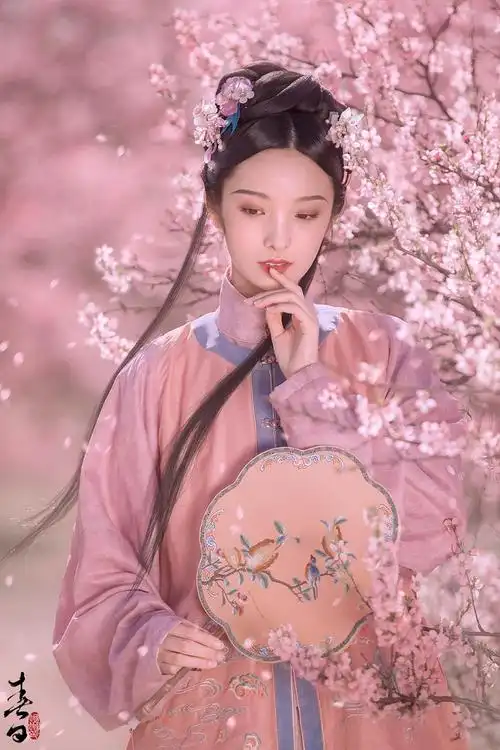 粉色汉服古装美女花园唯美图片