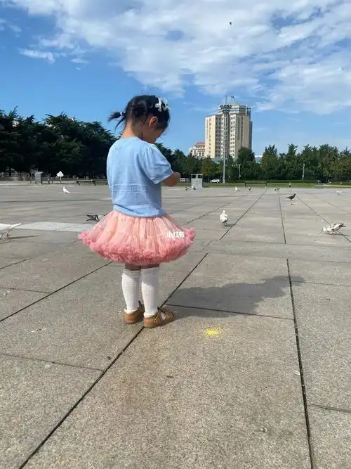 这么小就学会提袜子04了比你老母亲了强多