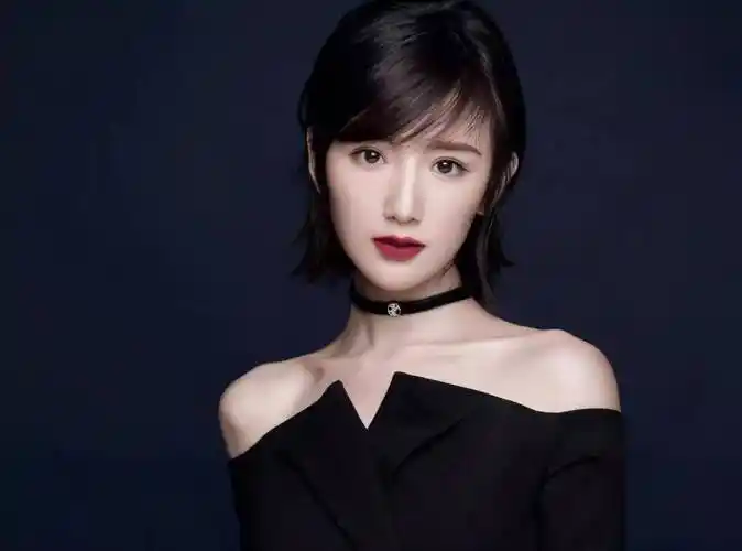 原创毛晓彤cos红皇后反差大甜美小女孩变身大反派完美驾驭造型