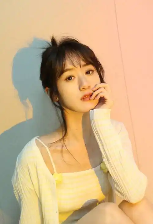 袁冰妍晒午后随拍美照 慵懒丸子头造型清纯甜美