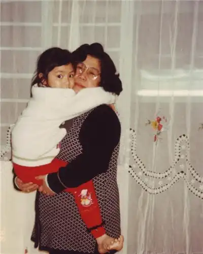 邓紫棋圆脸弹乐器看明星萌人童年照5