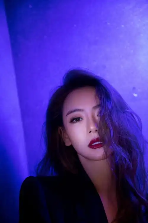 戚薇纯黑套装甜酷写真图片56