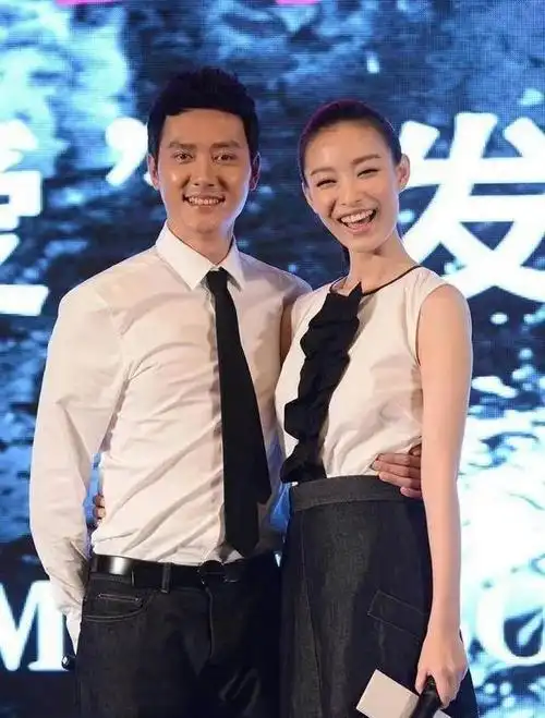 6月13日,一段视频曝光了冯绍峰和赵丽颖离婚后首次合体带娃聚餐的画面