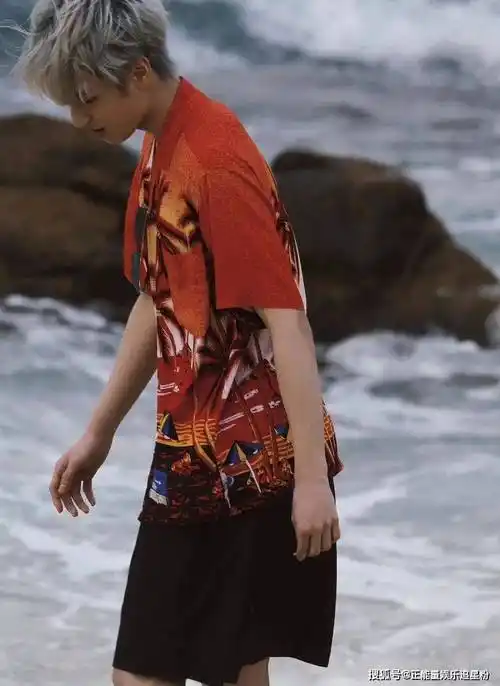 时代少年团三亚团综路透放出,七人海边背影合照梦回2019年的夏天_李飞