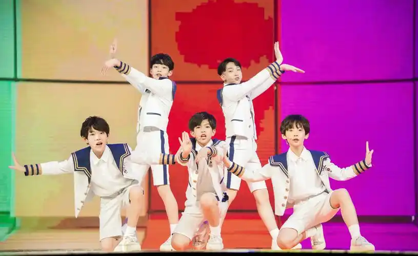 yhboys化身水手服少年央视少儿频道开年首秀