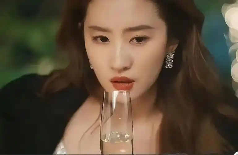 女演员长相很重要,看《玫瑰的故事》刘亦菲和朱珠,青春活力和妩媚差异